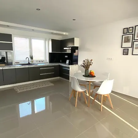 Park With Private Parking Apartment *