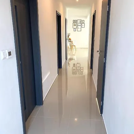 Park With Private Parking Apartment *