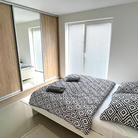 Park With Parking & Air Conditioning Apartman Pöstyén